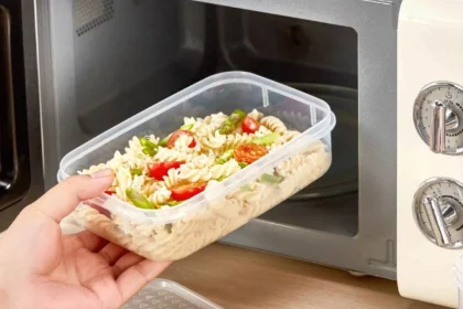 este-es-el-peligro-invisible-de-calentar-la-comida-en-tuppers-de-plastico