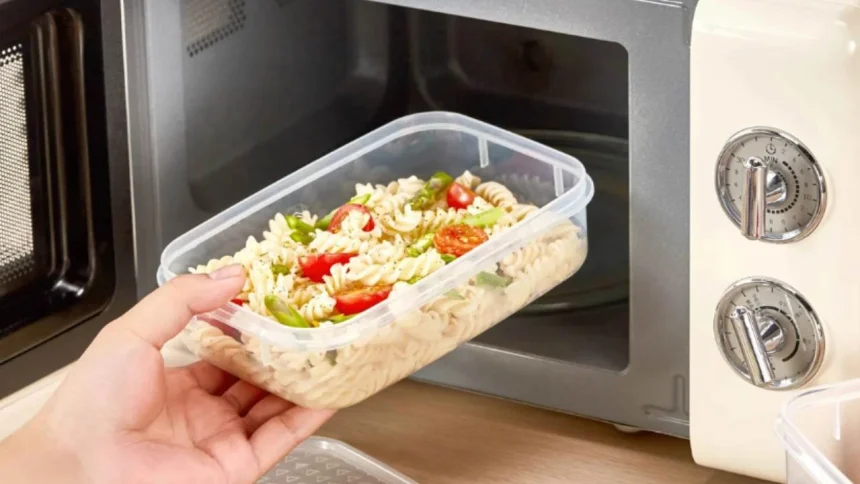 este-es-el-peligro-invisible-de-calentar-la-comida-en-tuppers-de-plastico