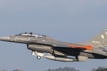 una-visita-a-la-base-de-los-aviones-caza-f-16:-seguridad-extrema-y-tecnologia-de-“las-guerras-del-futuro”