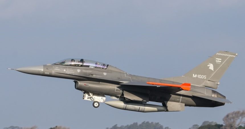 una-visita-a-la-base-de-los-aviones-caza-f-16:-seguridad-extrema-y-tecnologia-de-“las-guerras-del-futuro”