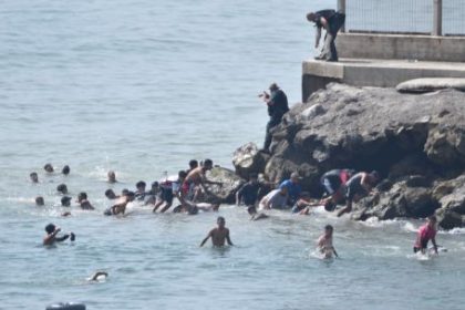 crisis-humanitaria-en-la-frontera-de-europa:-2.000-migrantes-llegaron-a-nado-desde-marruecos-y-desbordaron-una-ciudad-espanola