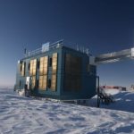 observatorio-icecube:-el-telescopio-de-5160-sensores-enterrado-a-mas-de-1.400-metros-bajo-el-hielo-de-la-antartida