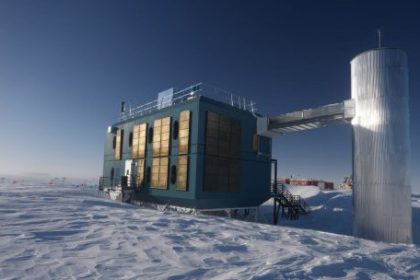 observatorio-icecube:-el-telescopio-de-5160-sensores-enterrado-a-mas-de-1.400-metros-bajo-el-hielo-de-la-antartida