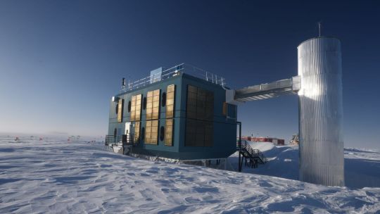 observatorio-icecube:-el-telescopio-de-5160-sensores-enterrado-a-mas-de-1.400-metros-bajo-el-hielo-de-la-antartida