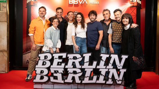 berlin-berlin:-cuando-el-disparate-se-convierte-en-la-tan-necesaria-risa-sanadora