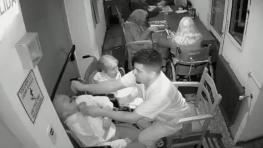 maltrato-en-un-geriatrico-de-mar-del-plata:-un-cuidador-fue-denunciado-por-agredir-a-adultas-mayores