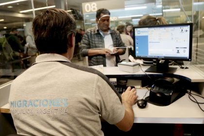 milei-orders-expulsion-of-migrants-who-‘attack’-argentines-with-hate-comments
