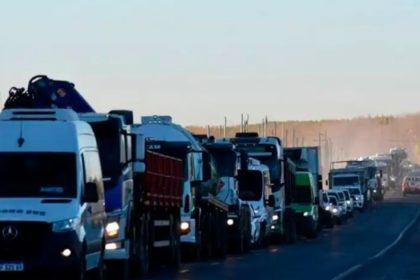 un-gobernador-quiere-poner-peajes-a-los-camiones-que-van-a-vaca-muerta:-argumenta-que-el-transito-pesado-crecio-el-900%-en-sus-rutas