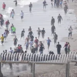 caos-en-la-ciudad-espanola-de-ceuta-por-una-oleada-migratoria-masiva-que-desbordo-los-controles-en-la-frontera