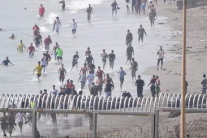 caos-en-la-ciudad-espanola-de-ceuta-por-una-oleada-migratoria-masiva-que-desbordo-los-controles-en-la-frontera