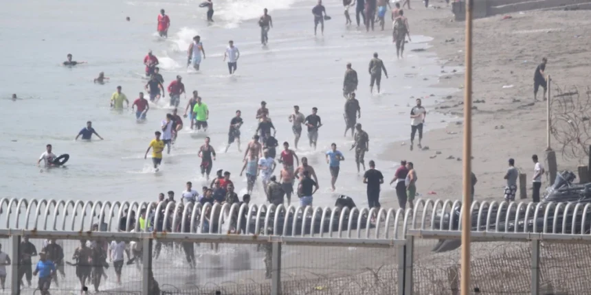 caos-en-la-ciudad-espanola-de-ceuta-por-una-oleada-migratoria-masiva-que-desbordo-los-controles-en-la-frontera