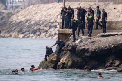 espana:-mas-de-1.500-personas-estan-llegando-desde-marruecos-a-ceuta-en-estos-ultimos-dias,-anunciando-las-autoridades-regionales,-lo-que-provoca-una-urgencia-humanitaria-absoluta