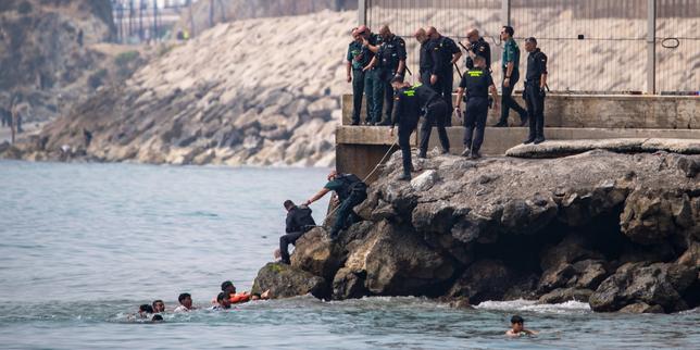 espana:-mas-de-1.500-personas-estan-llegando-desde-marruecos-a-ceuta-en-estos-ultimos-dias,-anunciando-las-autoridades-regionales,-lo-que-provoca-una-urgencia-humanitaria-absoluta