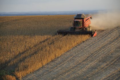 farmers-slow-soy-sales,-but-it’s-actually-good-news-for-the-economy