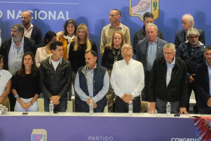 cumbre-peronista-en-medio-del-debate-por-“cristina-candidata”:-quienes-confirmaron,-los-ausentes-y-los-tanteos-para-parar-las-peleas