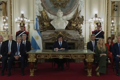 javier-milei-apunto-contra-cristina-kirchner-y-marco-del-pont-al-presentar-la-reforma-del-bcra:-“le-robaron-al-banco-central-10-mil-millones-de-dolares”