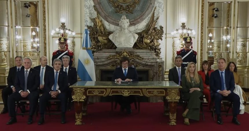 javier-milei-apunto-contra-cristina-kirchner-y-marco-del-pont-al-presentar-la-reforma-del-bcra:-“le-robaron-al-banco-central-10-mil-millones-de-dolares”
