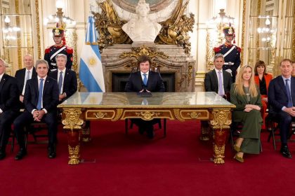 milei-presento-la-reforma-de-la-carta-organica-del-banco-central-y-fija-limites-al-gasto:-si-hay-deficit,-frenara-pagos-en-el-estado-y-no-emitira-dinero