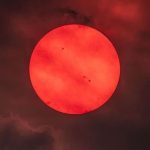 la-nasa-documento-el-impacto-de-los-incendios-forestales-en-la-luz-solar-con-un-impresionante-sol-rojo