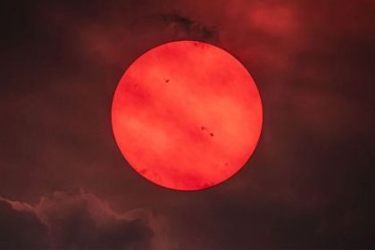 la-nasa-documento-el-impacto-de-los-incendios-forestales-en-la-luz-solar-con-un-impresionante-sol-rojo