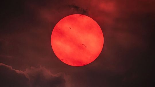 la-nasa-documento-el-impacto-de-los-incendios-forestales-en-la-luz-solar-con-un-impresionante-sol-rojo