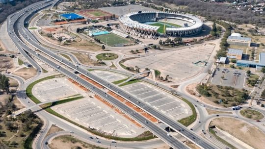 primera-prueba-del-estacionamiento-del-kempes:-entraron-mas-de-2.000-autos-y-habra-modificaciones