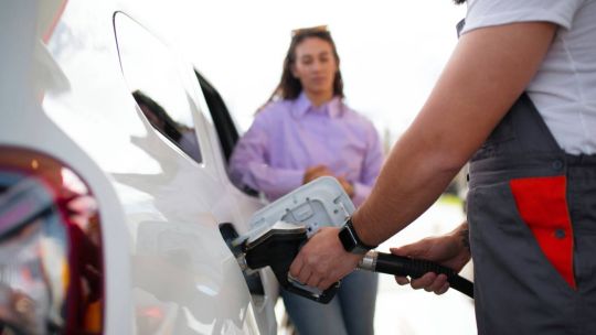 el-gobierno-aumento-el-impuesto-a-los-combustibles-y-volvio-a-postergar-una-parte-de-las-subas-para-la-nafta-y-el-gasoil