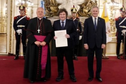 javier-milei-recibio-al-enviado-del-vaticano-para-definir-la-historica-visita-del-papa-leon-xiv