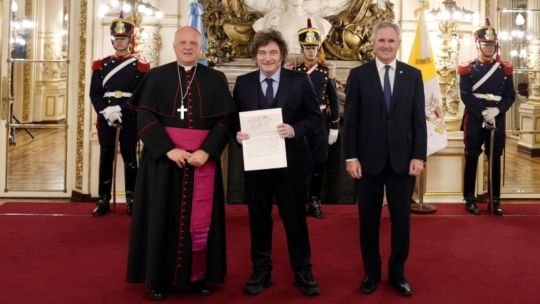 javier-milei-recibio-al-enviado-del-vaticano-para-definir-la-historica-visita-del-papa-leon-xiv