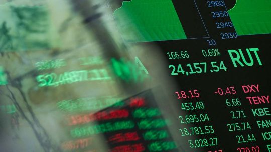 el-riesgo-pais-cae-a-430-puntos-tras-los-anuncios-del-gobierno-y-sostiene-sus-minimos-historicos