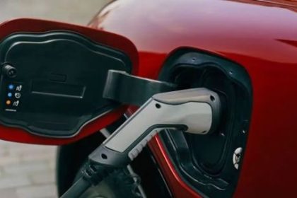 autos-electricos-chinos-en-argentina:-el-boom-de-byd-desafia-la-alianza-de-milei-con-eeuu.