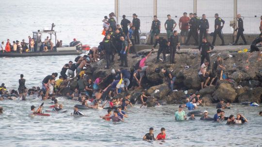 ceuta-y-melilla:-los-enclaves-coloniales-de-espana-en-africa-con-una-historia-de-conquistas,-esclavos-y-disputas-territoriales