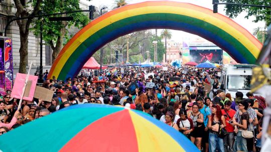 la-justicia-suspendio-el-dnu-de-milei-que-prohibia-los-tratamientos-de-cambio-de-genero-en-menores