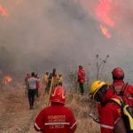 los-bomberos-controlaron-el-70%-del-fuego-en-la-rioja,-pero-la-llegada-del-zonda-amenaza-con-revivir-el-infierno