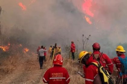 los-bomberos-controlaron-el-70%-del-fuego-en-la-rioja,-pero-la-llegada-del-zonda-amenaza-con-revivir-el-infierno