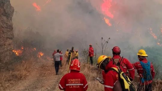 los-bomberos-controlaron-el-70%-del-fuego-en-la-rioja,-pero-la-llegada-del-zonda-amenaza-con-revivir-el-infierno