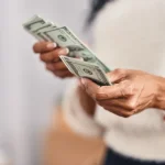 los-ahorristas-sostienen-la-demanda-de-dolares-y-la-compra-de-divisas-supero-los-15.000-millones-de-dolares-en-el-semestre