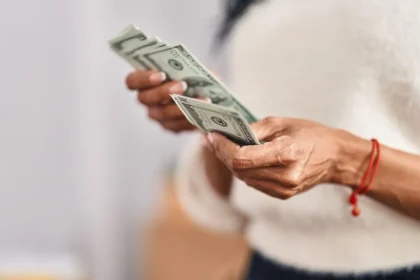 los-ahorristas-sostienen-la-demanda-de-dolares-y-la-compra-de-divisas-supero-los-15.000-millones-de-dolares-en-el-semestre