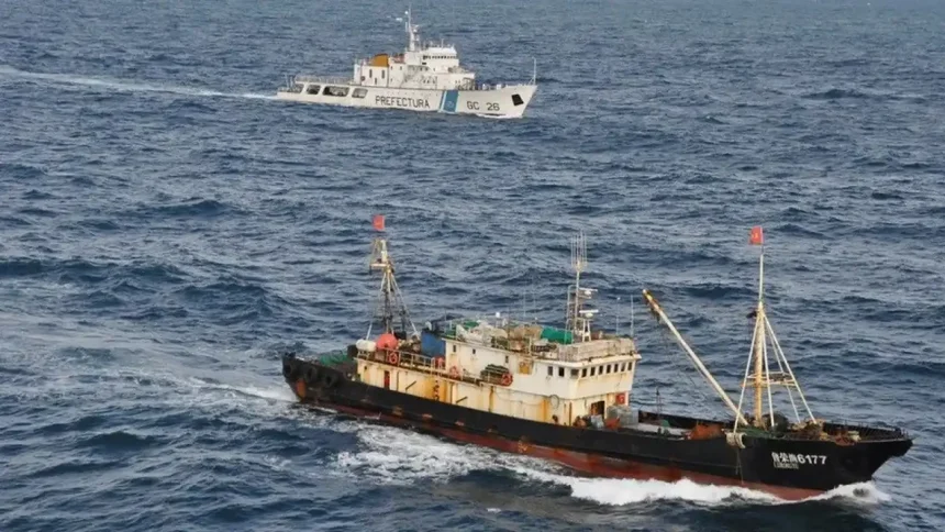 aplican-multa-millonaria-a-buques-chinos-por-pesca-ilegal-en-el-mar-argentino