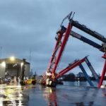 una-vieja-grua-en-dock-sud-‘podia’-con-los-containers,-pero-termino-en-el-agua-por-la-tormenta