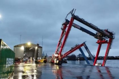 una-vieja-grua-en-dock-sud-‘podia’-con-los-containers,-pero-termino-en-el-agua-por-la-tormenta