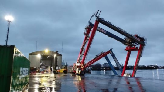 una-vieja-grua-en-dock-sud-‘podia’-con-los-containers,-pero-termino-en-el-agua-por-la-tormenta