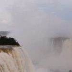 se-agrava-la-situacion-en-cataratas:-quitan-las-pasarelas-metalicas-ante-la-impresionante-crecida