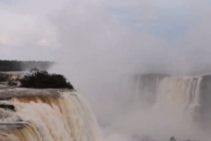 se-agrava-la-situacion-en-cataratas:-quitan-las-pasarelas-metalicas-ante-la-impresionante-crecida