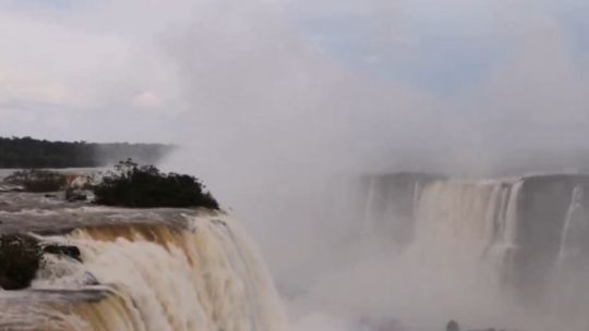 se-agrava-la-situacion-en-cataratas:-quitan-las-pasarelas-metalicas-ante-la-impresionante-crecida