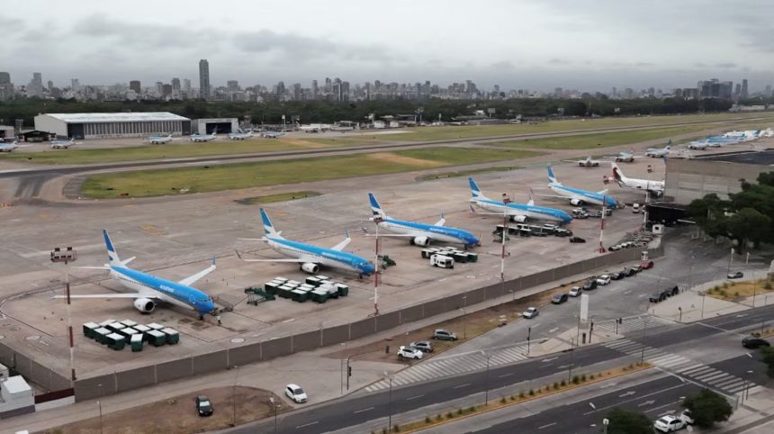 el-fuerte-temporal-provoco-cancelaciones-y-hay-mas-de-30-vuelos-demorados-en-aeroparque-y-ezeiza