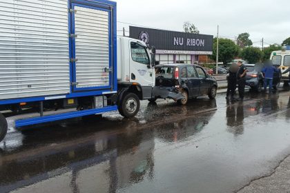 choque-en-cadena-en-garupa:-un-camion-y-dos-autos-colisionaron-sin-heridos