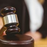 un-guion-bajo-mal-escrito-mando-a-un-inocente-18-meses-a-prision:-el-error-digital-que-nadie-detecto