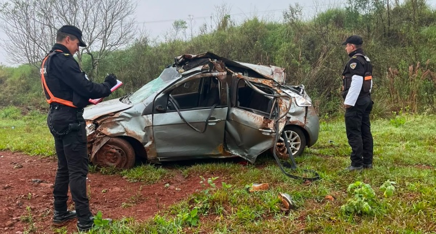 despisto-y-volco-un-automovil-sobre-la-ruta-provincial-2:-cuatro-personas-resultaron-lesionadas-en-el-soberbio