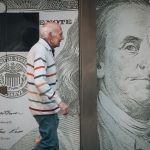 “una-linea-en-la-arena”:-para-el-mercado,-el-gobierno-salio-a-vender-dolares-y-le-puso-un-techo-a-la-divisa-en-$1.500